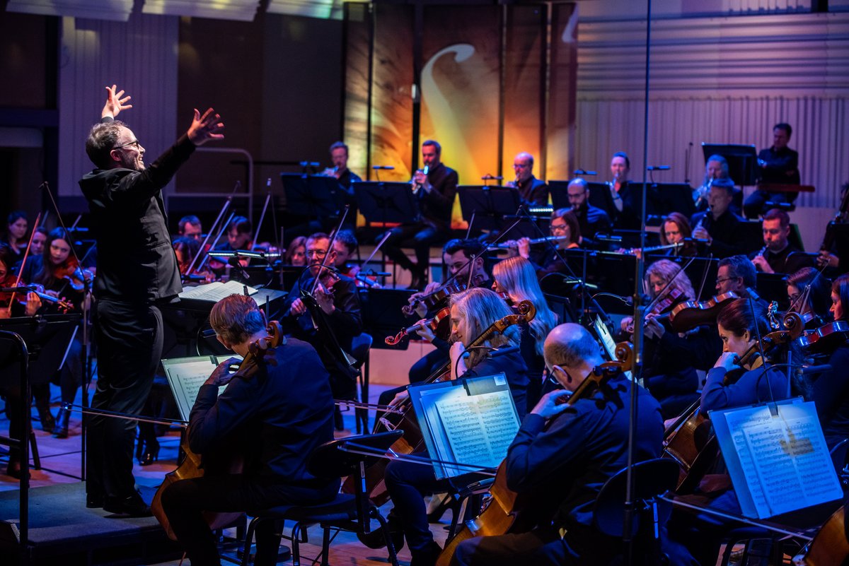 BBCPhilharmonic's tweet photo. Watch Inside Classical on BBC Four this Sunday or in demand on @BBCiPlayer ! 📺

Recorded last November with @GernonBen and @JenniferPikeVLN you can enjoy Bruch’s First Violin Concerto and Dvořák’s Symphony No. 9, ‘From the New World’.

https://t.co/aJDCu9ZquD

📷 Chris Payne https://t.co/zOx576VYwC