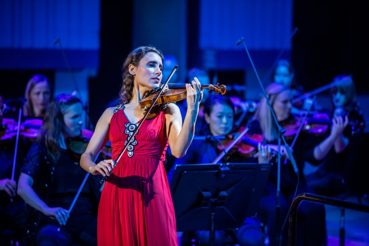 BBCPhilharmonic's tweet photo. Watch Inside Classical on BBC Four this Sunday or in demand on @BBCiPlayer ! 📺

Recorded last November with @GernonBen and @JenniferPikeVLN you can enjoy Bruch’s First Violin Concerto and Dvořák’s Symphony No. 9, ‘From the New World’.

https://t.co/aJDCu9ZquD

📷 Chris Payne https://t.co/zOx576VYwC