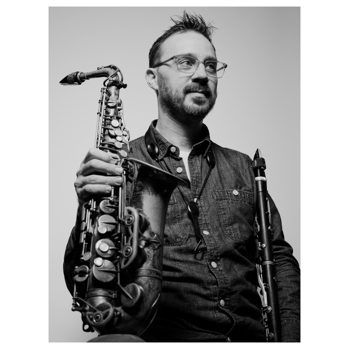 AleksKarjaka's tweet photo. Doubler Colossus
. . .
 #saxophonecolossus #friday  #16bars #aaronirwin #sax #altosax #doubler #woodwinddoubler #jazz #jazzmusic #jazzmusician #karjaka #portrait #musicportrait #musician #musicians https://t.co/nYiZbXDUUu
