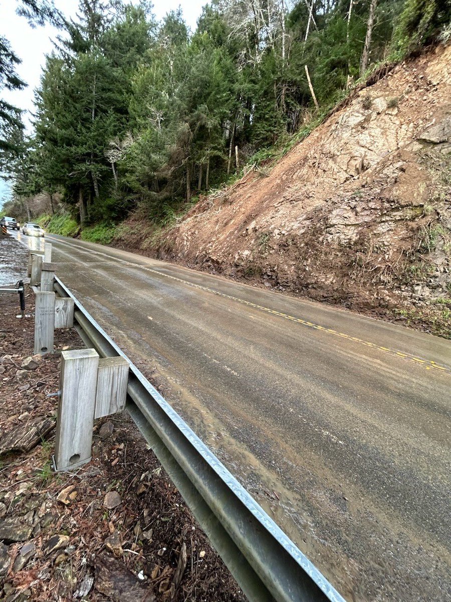 CaltransDist1's tweet photo. After recent activity, 2-way traffic has resumed at Last Chance Grade, the slide-prone stretch of 101 south of Crescent City. No additional work needs for now. Monitoring continues as needed.
https://t.co/RHCf2K8isK
https://t.co/faudYOtp7p
#LastChanceGrade #DelNorteCounty #US101 https://t.co/ETxU7MLBCs