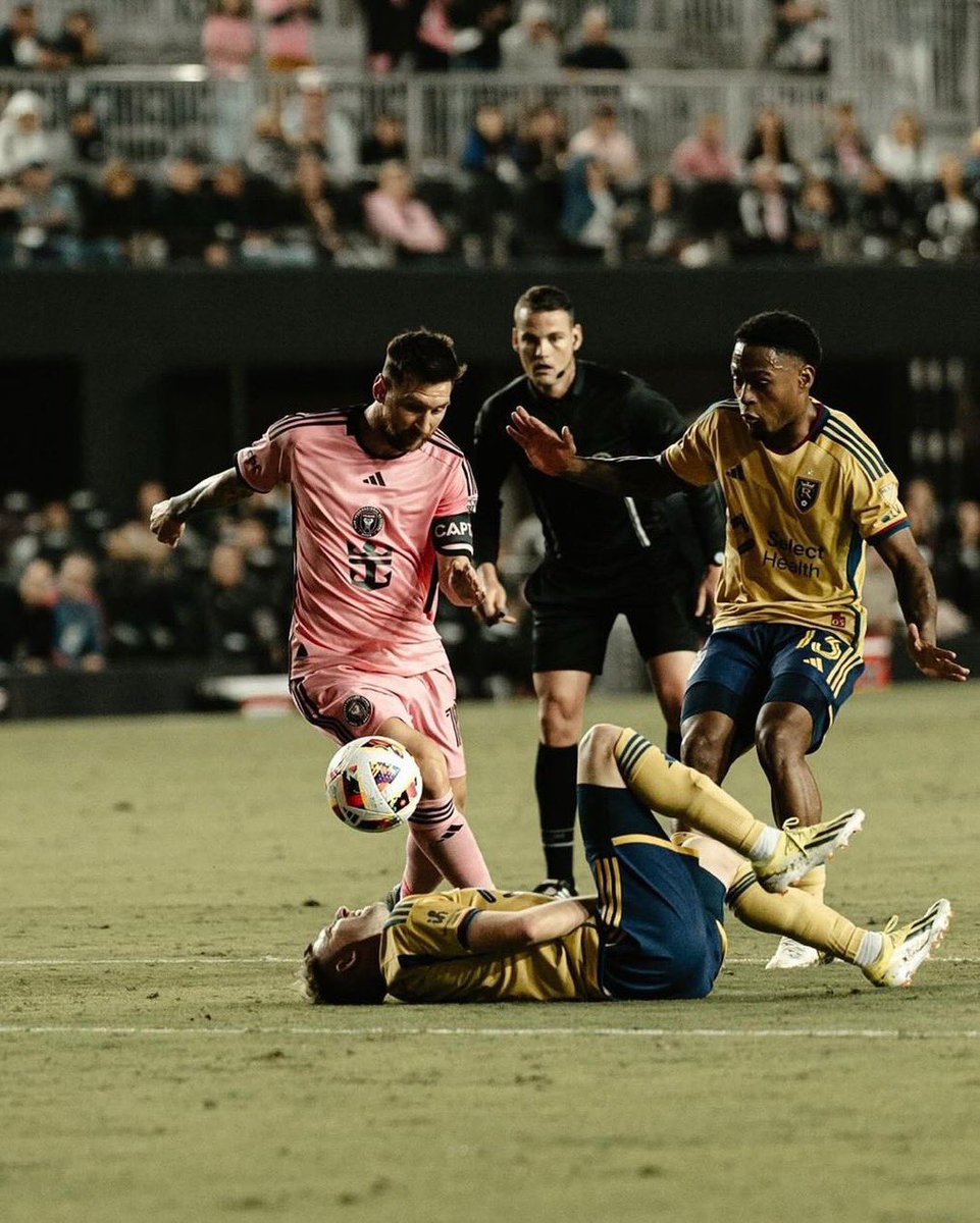 FOXSportsArg's tweet photo. #Fútbol | “Para aquellos que preguntan… sí, yo era el cono en el piso ahí”.
✍️ Andrew Brody en Instagram 😂
#FoxSportsArgentina #Messl #AndrewBrody #MLS https://t.co/A7RcxQSTSi