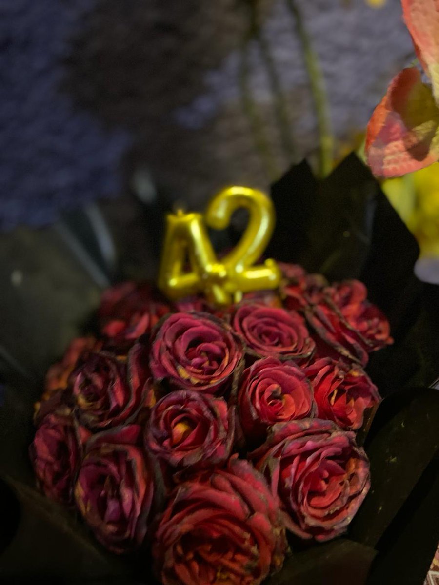 براہِ راست اثر ڈالتے ہیں سچّے بول
کِسی دِلیل سے منوانے تھوڑی ہوتے ہیں
ہمیشہ ہاتھ میں ہوتے ہیں پُھول اُن کے لئے
کِسی کو بھیج کے منگوانے تھوڑی ہوتے ہیں..😊💙