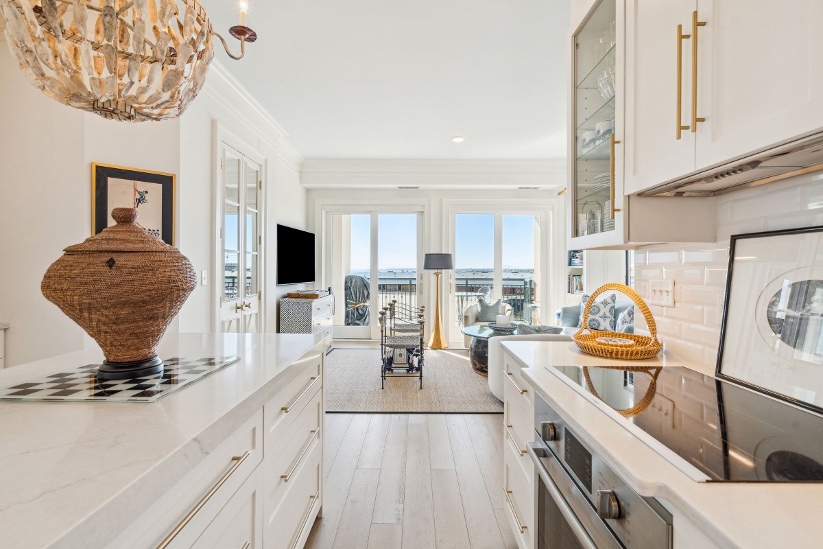 CarriageCHS's tweet photo. 2 Wharfside Unit 4-B represents the best in luxury condominium living in the gated Laurens Place. 3 bed, 2 bath with picturesque views of the Charleston Harbor. Listed by Barry Kalinsky and Olin Chamberlain. https://t.co/XqlLxJssTF https://t.co/kuqUnykUoT