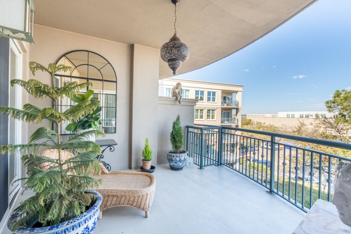 CarriageCHS's tweet photo. 2 Wharfside Unit 4-B represents the best in luxury condominium living in the gated Laurens Place. 3 bed, 2 bath with picturesque views of the Charleston Harbor. Listed by Barry Kalinsky and Olin Chamberlain. https://t.co/XqlLxJssTF https://t.co/kuqUnykUoT