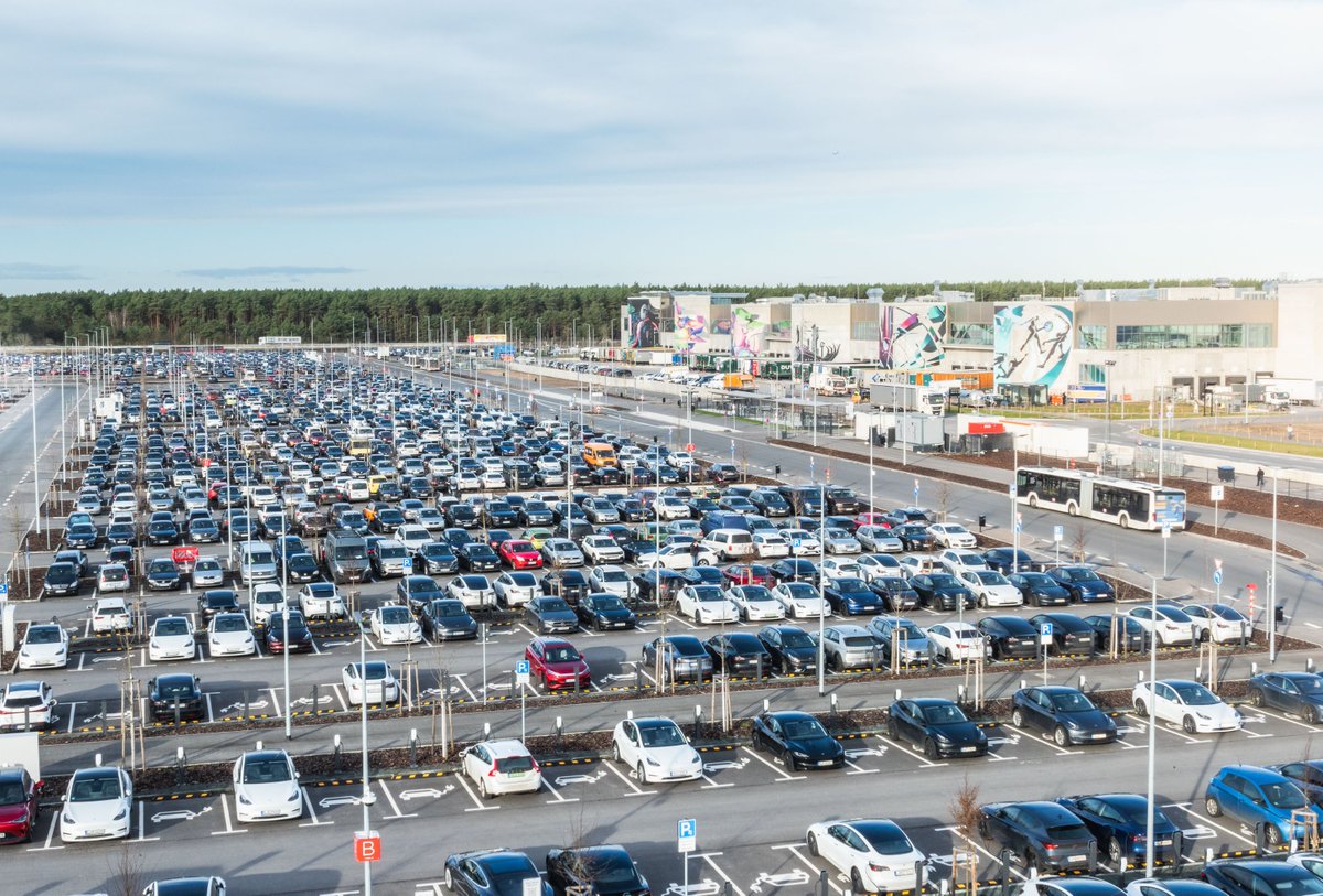 gigafactories's tweet photo. We built over 500 chargers in our carpark at Giga Berlin for employees, visitors and guests. All chargers are public and free to use!
Any location out there offering more? https://t.co/jRWttearYr