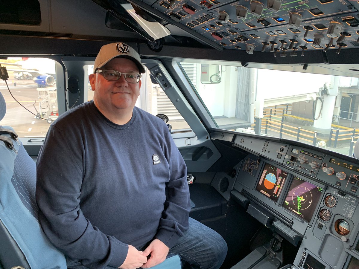 In my element this morning at Edin airport. After we boarded Capt came on to tell us we were delayed an hr due to ATC issues. He then invited anyone who wanted up to the cockpit for a blether and a seat in the Captains chair. So obvs I went. Both guys up the front brilliant. 🙌👍