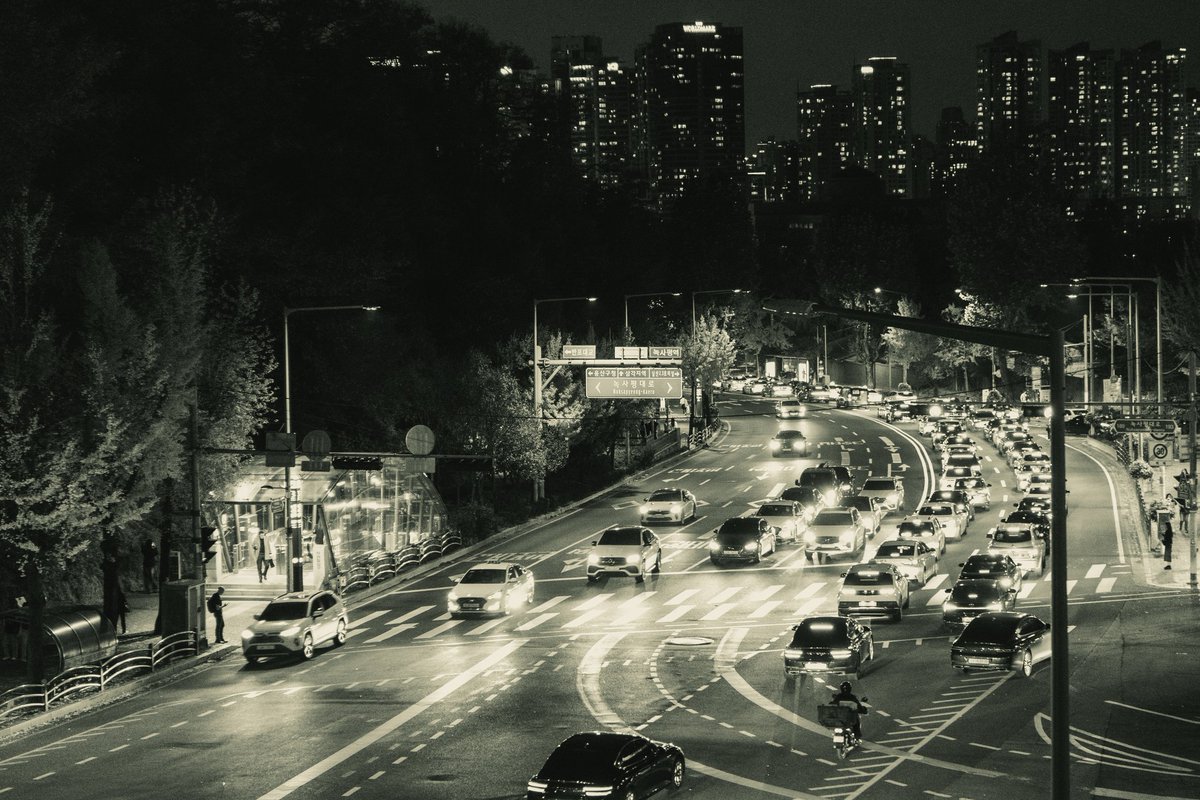 FLOW 🖤 – sometimes we need to slow down, sometimes we need to accelerate, but always keep moving forward. 💫 

#LifeLessons #KeepMoving #FlowOfLife #CityLife #PerspectiveShift #DiscoverSeoul #MonochromeMagic #DailyCommute #StayInspired #findyourflow #BnWAdventures #bnw_life