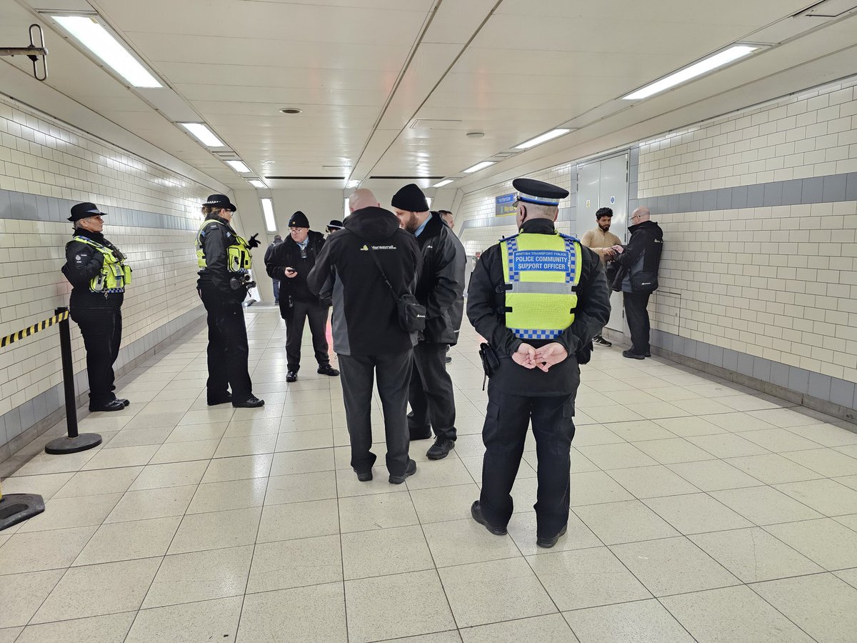 BTP Officers Joint working with Merseyrail Revenue Protection Officers at Moorfields Station 🚉 to reduce antisocial behaviour and ticket less travel. Text BTP on #61016 @BTP @networkrail @merseyrail