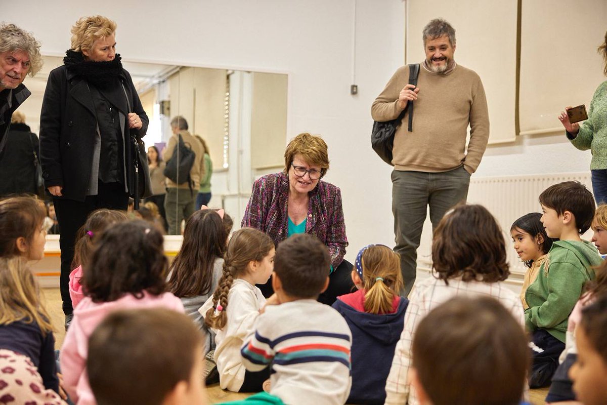 Educació (@educaciocat) on Twitter photo La consellera <a href="/AnnaSimo/">Anna Simó Castelló</a> també ha visitat l'<a href="/InsAlella/">INS Alella</a>, on s'ha reunit amb les direccions dels centres educatius del Baix Maresme, i l'Escola Francesc Ferrer i Guàrdia del Masnou. La consellera <a href="/AnnaSimo/">Anna Simó Castelló</a> també ha visitat l'<a href="/InsAlella/">INS Alella</a>, on s'ha reunit amb les direccions dels centres educatius del Baix Maresme, i l'Escola Francesc Ferrer i Guàrdia del Masnou.