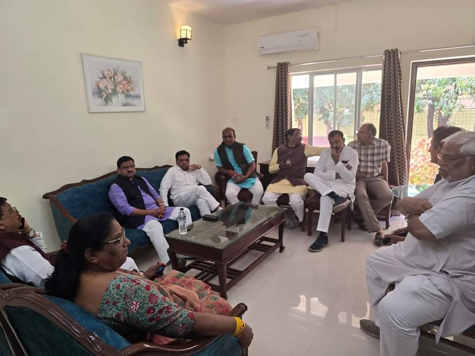 आज माननीय उपमुख्यमंत्री श्री <a href="/JagdishDevdaBJP/">Jagdish Devda</a>  जी व लोकसभा के क्लस्टर प्रभारी श्री राघवेन्द्र सिंह जी गौतम संगठनात्मक प्रवास पर झाबुआ पहुंचे व लोकसभा चुनाव कार्यालय का शुभारंभ झाबुआ में किया।