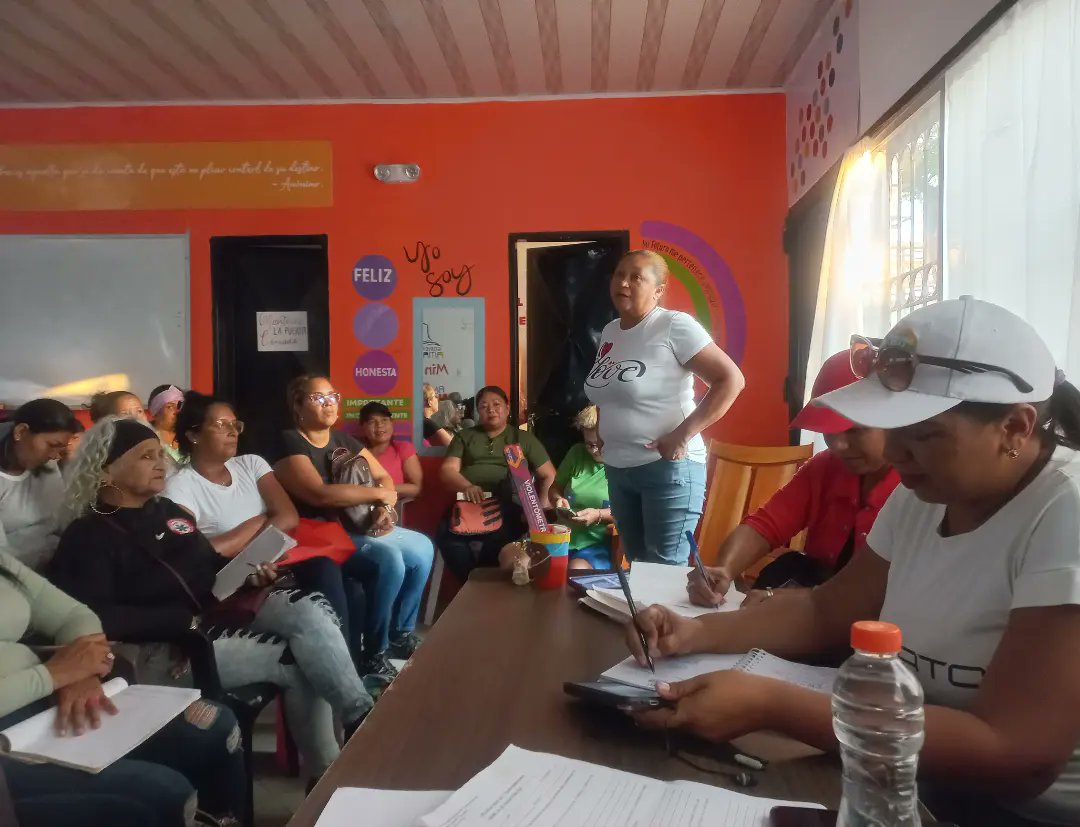 SunagroAma's tweet photo. #SunagroInforma | Directora de Sunagro Amazonas acompaño como movimiento CLAP al Poder Popular de la comuna Génesis de la Revolución, desde la casa comunal del sector escondido II, donde se realizo el debate sobre las 7T: línea Económica.
#VenezuelaDibujaElFuturo https://t.co/V6P5By3q7z