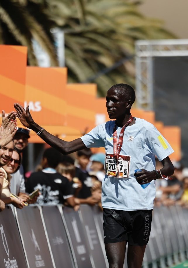 TerritorioTrail's tweet image. #TransGC | Ayer comentaba en la feria del corredor de Expomeloneras que se quedaba sin patrocinador… Uno de la factoría toledana lo escuchó… y hoy se proclama campeón con la J de @JomaSport en el pecho. 
Pkemoi revalida título. 
@TransGC