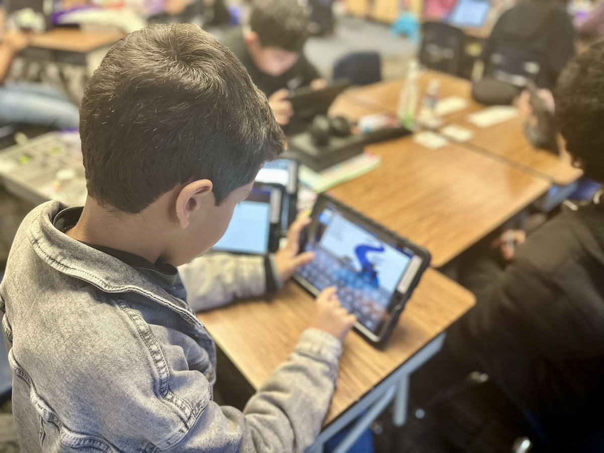 OldRiverGators's tweet photo. ORS 5th graders diving into real-world challenges inspired by our ELA text on wolves and wildfires. Using Little Bits to innovate solutions and sharing our learning through podcasting for both animal conservation and climate issues #littlebits #innovativeEducation https://t.co/2zheNlgbTW