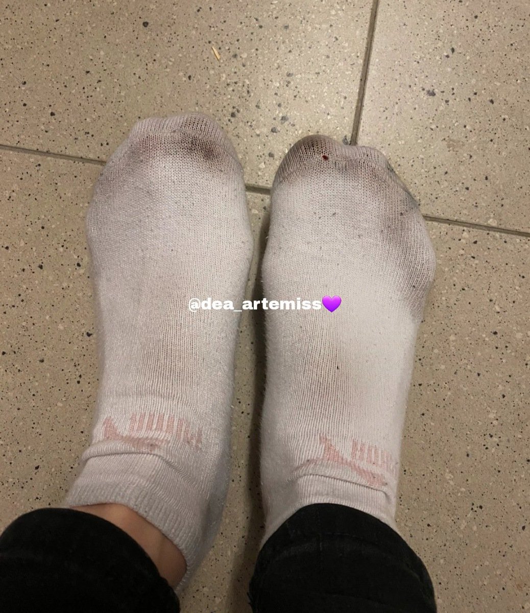 Write me for see the soles of my stinky socks after gym, I didn't washed them for 2 weeks😂😷🤮 🇮🇹: Scrivimi in chat per vedere la suola dei miei calzini puzzolenti post palestra, usati 2 settimane di fila🤢🧀😈