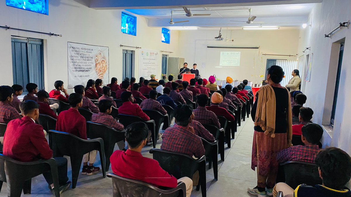 3dMansa's tweet photo. @3dMansa 2day organised d 1st workshop undr 3d #EnvironmentEducationProgram of the @moefcc in partnrship wid @PSCST_GoP @ Govt Co-ed Sr Sec Smart School Mansa 4 #solidwastemanagement
69 studnts &amp; 9 tchrs attnd  

#ProPlanetPeople #MissionLiFE  #LifestyleforEnvironment #ChooseLiFE https://t.co/O3hulcEq3u
