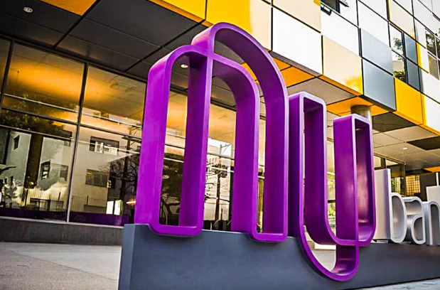 Metropoles's tweet photo. ➡️ Nubank lucra US$ 1 bilhão em 2023, após prejuízo de US$ 9 milhões em 2022

Banco digital incorporou 19,3 milhões de clientes no ano passado, somando 93,9 milhões de usuários, entre os quais 87,8 milhões no Brasil

Leia: https://t.co/qLIVAwn148 https://t.co/yqt86VGzrZ