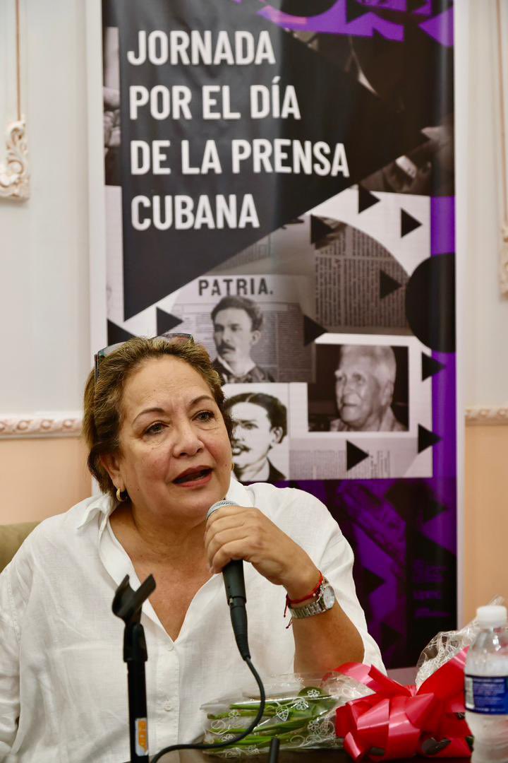 Mi abrazo a <a href="/DerivetmR/">Arleen Rodríguez Derivet</a>, a quien le acaban de otorgar el Premio Nacional de Periodismo “José Martí” por la Obra de la Vida. Nos sentimos muy orgullosos de ese reconocimiento a quien nos acompaña a diario con talento, pasión revolucionaria y sensibilidad. ¡Felicidades, amiga!