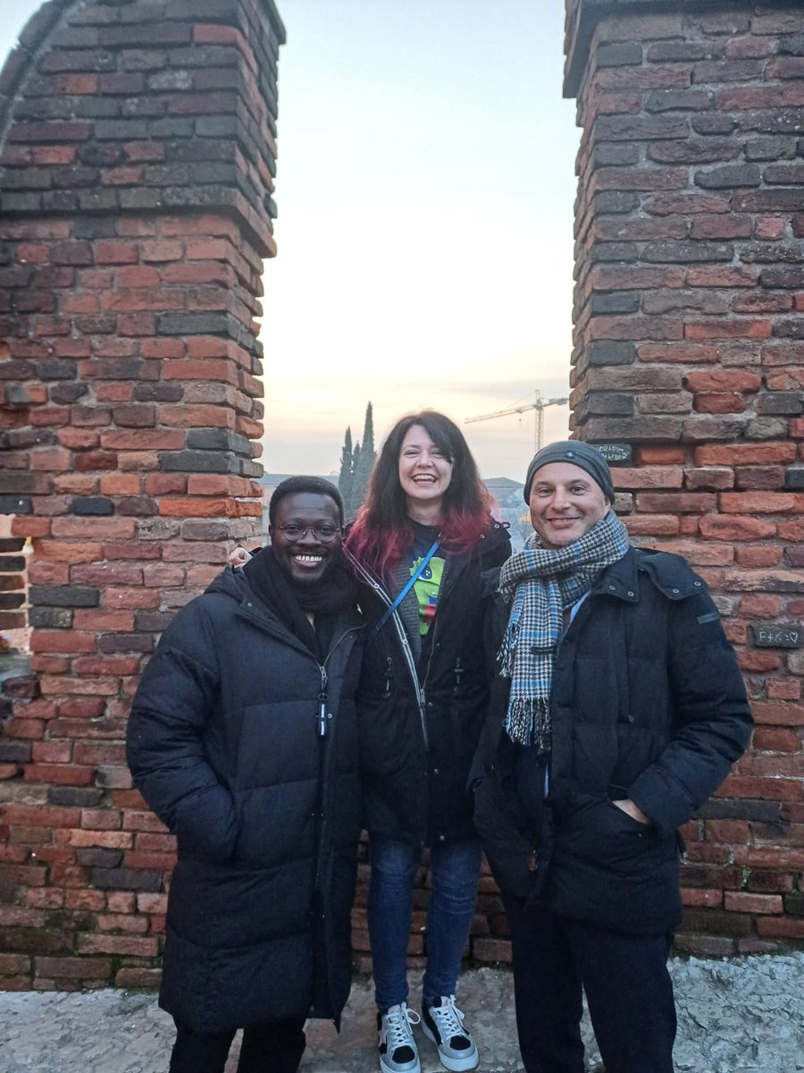 A week has already passed since the fantastic seminar of @EloScicomm at @dills_univr! Here's a pic of Elodie with the organisers, @massimosalgaro and @jytphd, on the stunning Castelvecchio bridge. Let's now plan the next #scicomm event. #StayTuned