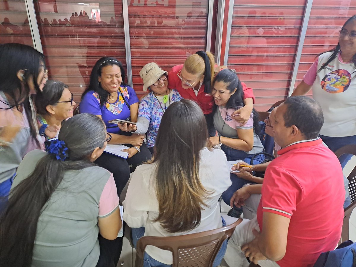 LeiraSuarezPsuv's tweet photo. Sostuvimos un encuentro con los directores/as de CDCE Municipales, Parroquiales y enlaces territoriales para seguir el fortalecimiento de la educación de nuestro Edo. Aragua. 
#VenezuelaDibujaElFuturo 
@NicolasMaduro 
@_LaAvanzadora 
@MPPEDUCACION 
@Soykarinacarpio 
@CDCEAragua https://t.co/xxMorzdlhZ