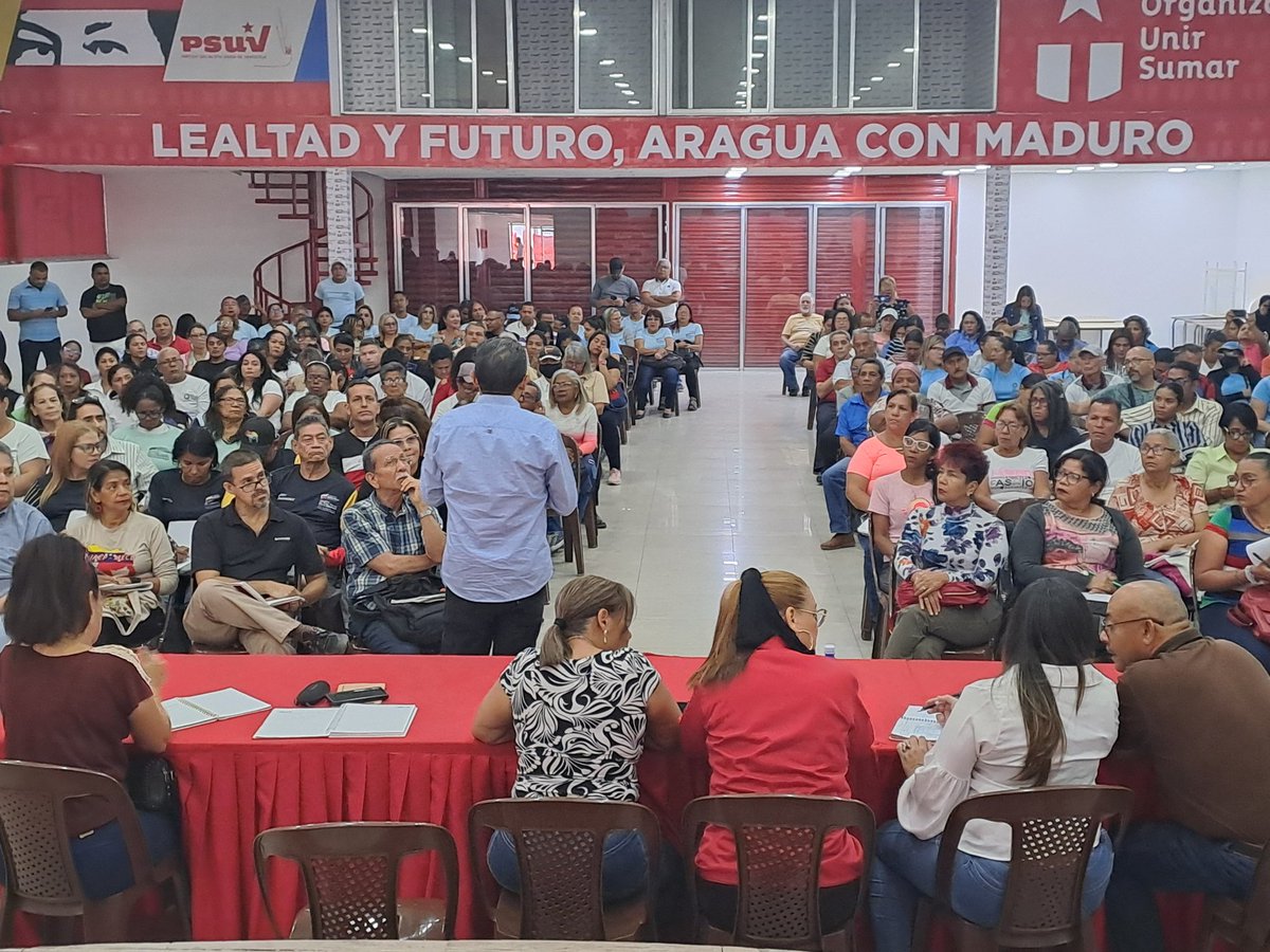 Sostuvimos un encuentro con los directores/as de CDCE Municipales, Parroquiales y enlaces territoriales para seguir el fortalecimiento de la educación de nuestro Edo. Aragua. 
#VenezuelaDibujaElFuturo 
<a href="/NicolasMaduro/">Nicolás Maduro</a> 
<a href="/_LaAvanzadora/">Yelitze Santaella</a> 
@MPPEDUCACION 
<a href="/Soykarinacarpio/">Karina Carpio</a> 
<a href="/CDCEAragua/">CDCE ARAGUA</a>
