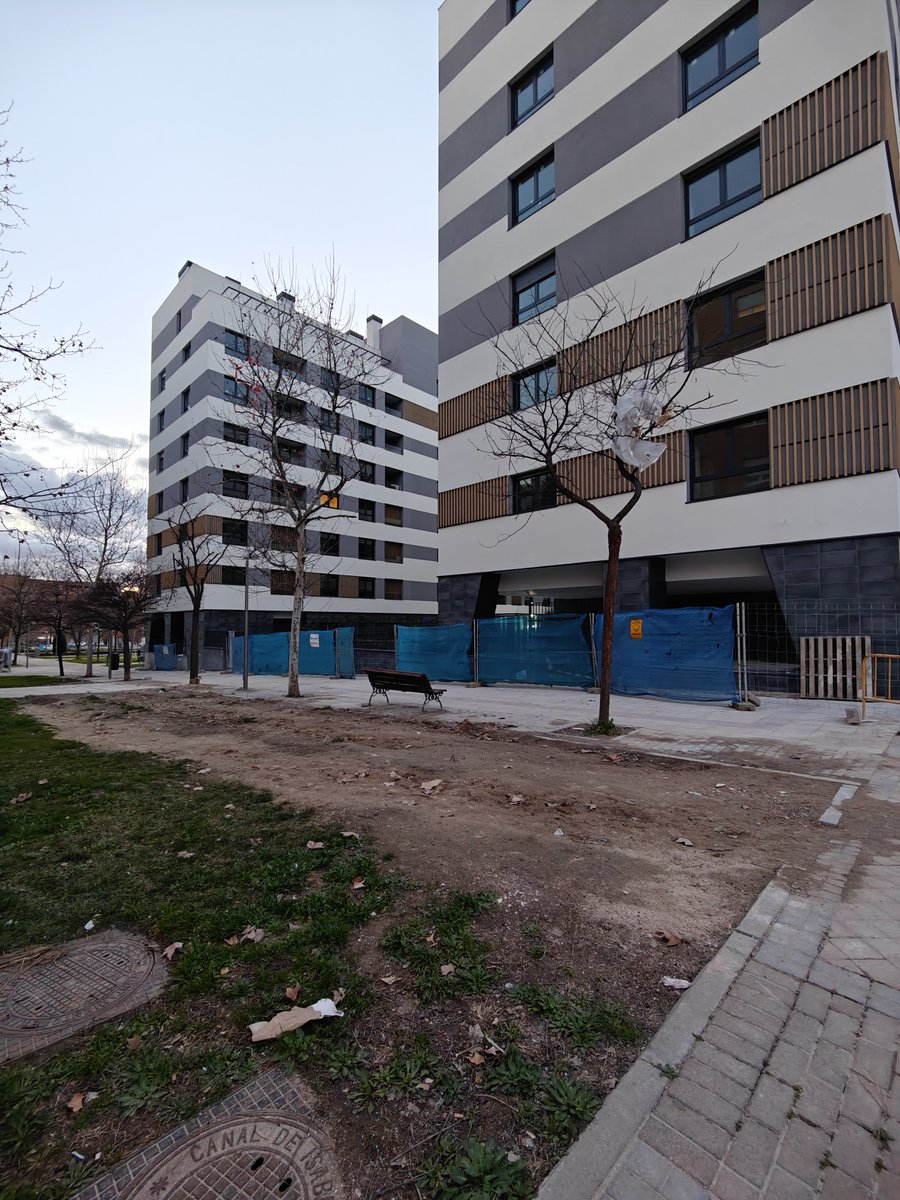 VillaDVallecas's tweet photo. Hola, @gestilar @grupolantania. Os habéis cargado literalmente la zona verde que hay junto a vuestra promoción de obra nueva. La calle es: Avda Gran Vía del Sureste, 32 (por detrás, y enfrente de la heladería). Ajardinad de nuevo. ¡Gracias! https://t.co/qL69qqOerq
