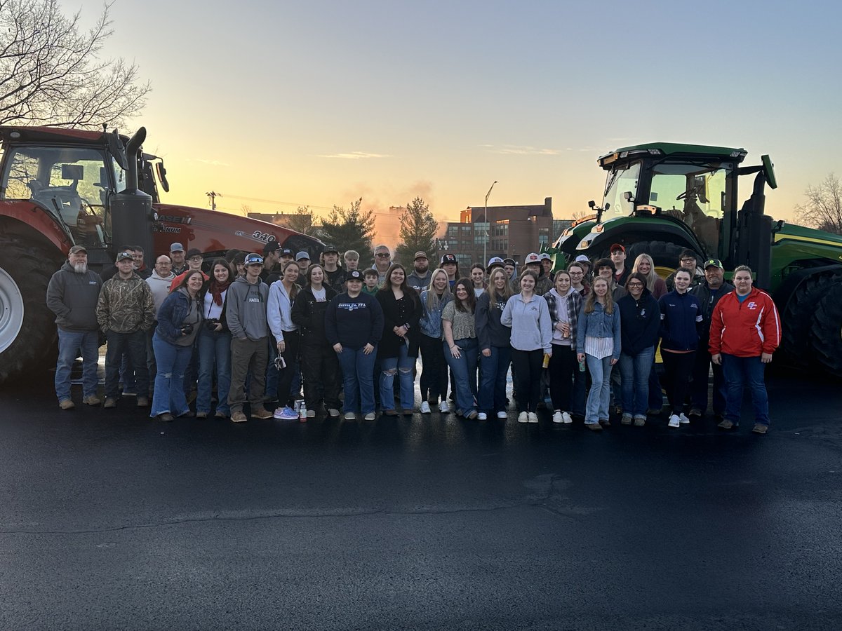 WPSDLocal6's tweet photo. About 20 tractors rolled into the Graves County High School lot early this morning for FFA Bring Your Tractor to School Day. 🚜

📸Noah Crum https://t.co/LA5eXyDFje