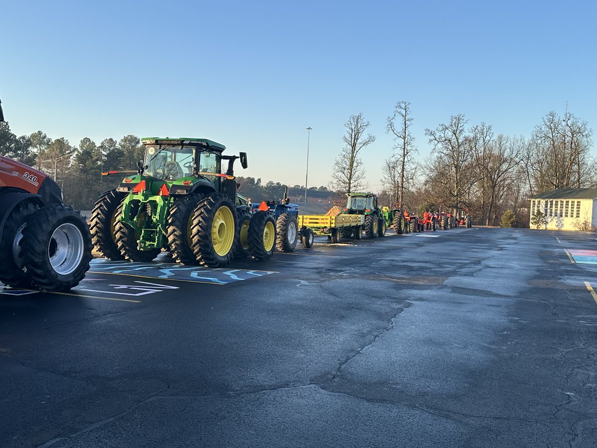 WPSDLocal6's tweet photo. About 20 tractors rolled into the Graves County High School lot early this morning for FFA Bring Your Tractor to School Day. 🚜

📸Noah Crum https://t.co/LA5eXyDFje