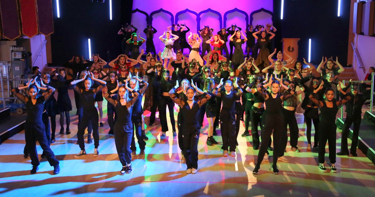 putneyhigh's tweet image. We look back at an incredible performance of SIX! 👑 Three sold-out nights filled with passion, talent, and unforgettable moments 🙌 #SIXTeenEdition #MusicalMagic