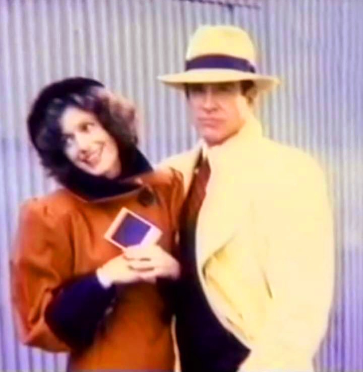 A THREAD 👇 This rare pic taken on the backlot of #DickTracy features Warren Beatty with Sean Young who was cast as Tess Trueheart. Everyone advised him not to hire her because she was synonymous with trouble. It was 3 wks into filming on Tracy in Feb '89 when he let her go....