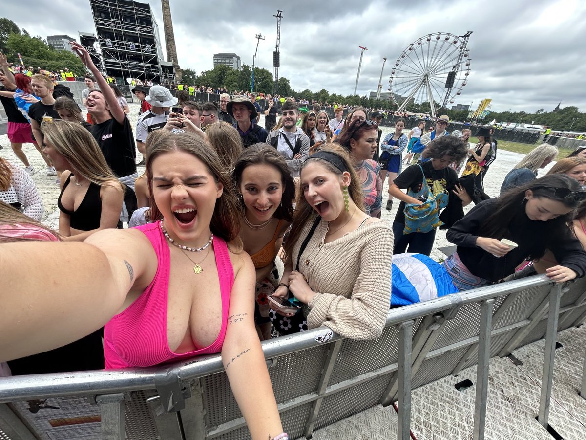 golqrush's tweet photo. when i’m back at barrier for niall I WILL FEEL IT💖💓💓💓💖💓💓💖 https://t.co/IT1Z8Tu6f1