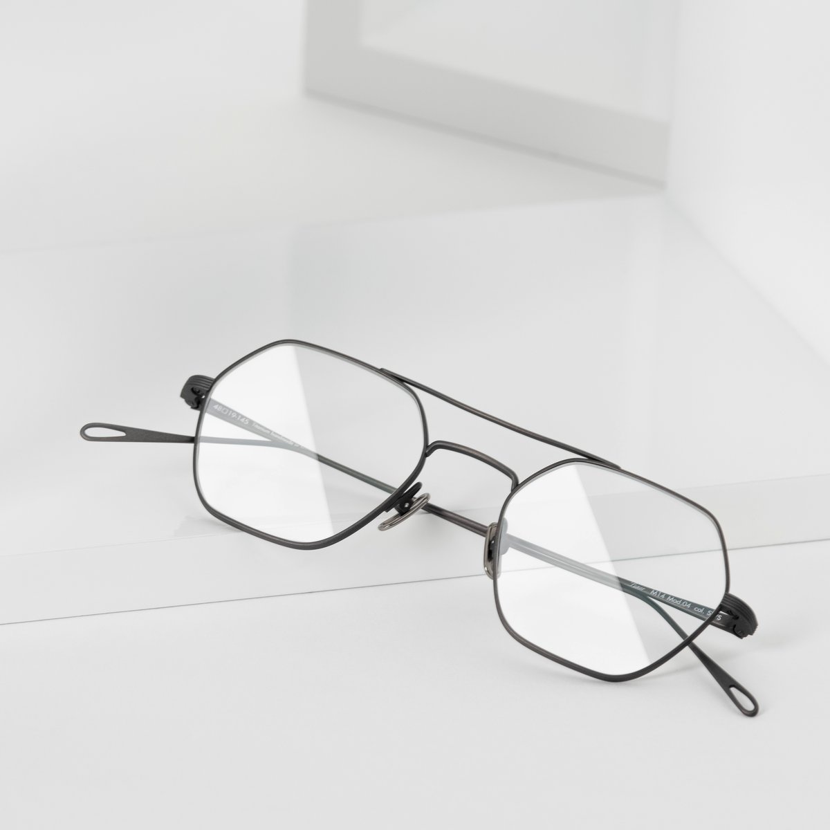 The LUNOR M14 is our iconic titanium double-bridge frame - but why choose titanium?
👓Lightweight
👓 Durable
👓Hypoallergenic
#lunorag #tiitaniumeyewear #metalglasses #titanium