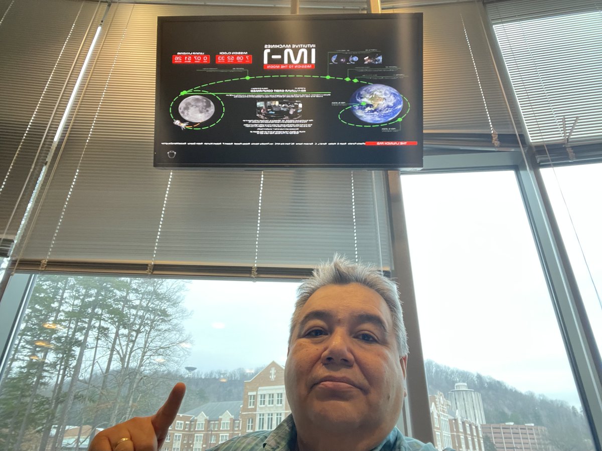 En la cima de la colina, se puede ver la antena utilizada por el Centro de Ciencias Espaciales (SSC) del la Universudad Estatal de Morehead (MSU), que apoya la primera misión privada de alunizaje IM-1 de Intuitive Machines, que envía el módulo lunar Nova-C al polo sur de la luna.