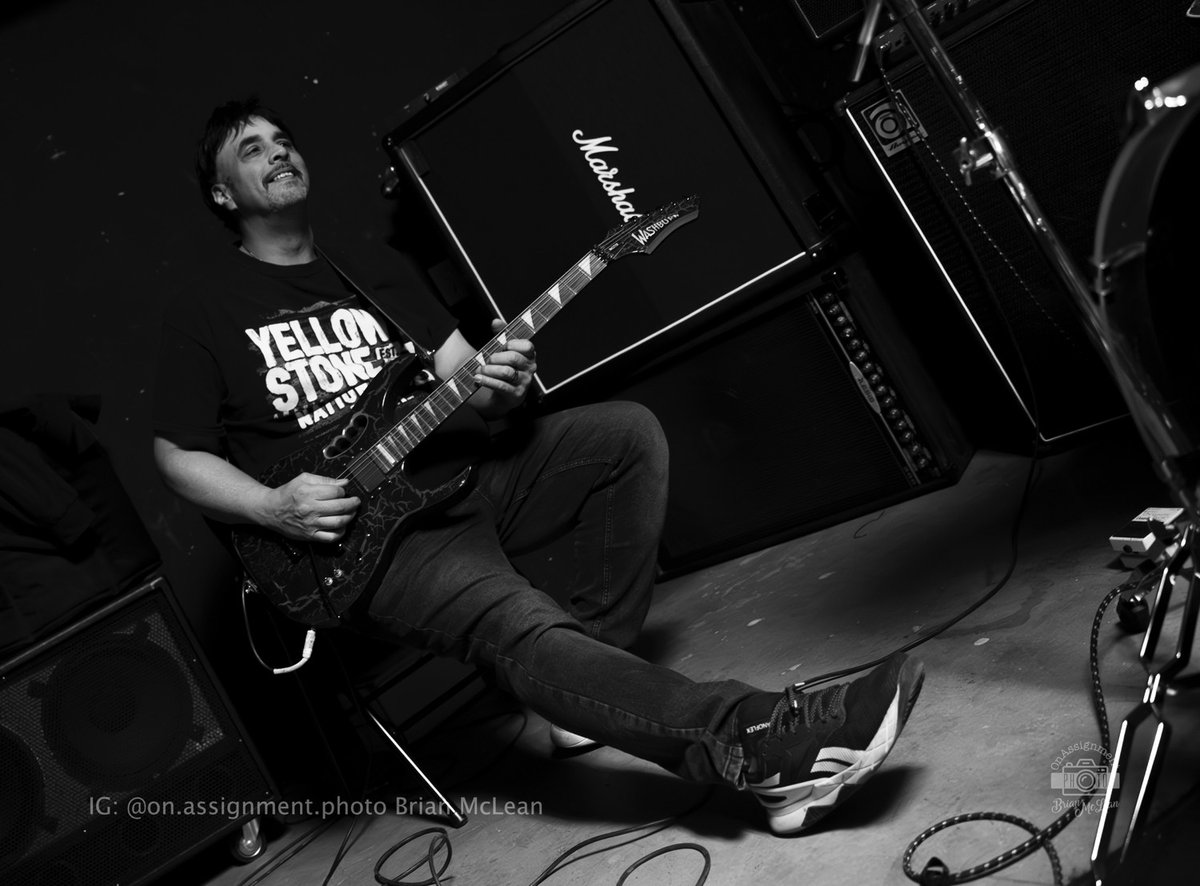 SolitudeOrigins's tweet photo. Strings of Doom: Edgar Rivera, the original shredder from Solitude Aeturnus. This candid shot captures Edgar in his element. The stage is set for a legendary return. #EdgarRivera #SolitudeAeturnus #HellsHeroesVI #DoomMetal #SolitudeOrigins #onassighnmentphoto #BrianMcLean https://t.co/uxQ4mMg3hg