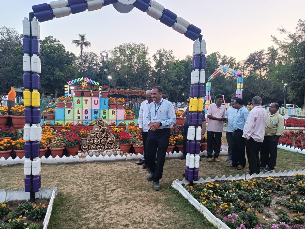 આજરોજ જિલ્લા પંચાયતના પ્રમુખશ્રીમનહરભાઈ પટેલ, તાલુકા-જિલ્લાપંચાયતના સભ્યશ્રીઓ તથા આજુબાજુ ગામના સરપંચશ્રીઓ દ્વારા અતુલ ફ્લાવર શો ખાતે મુલાકાત લીધી.અત્યાર સુધીમાં ૧૦હજાર જેટલાં લોકો તથા ઘણી બધી શાળાઓએ બાળકો સાથે મુલાકાત લીધી છે. 
(પ્રવેશ નિઃશુલ્ક)
<a href="/DDO_VALSAD/">DDO Valsad</a> <a href="/collectorvalsad/">Collector Valsad</a>