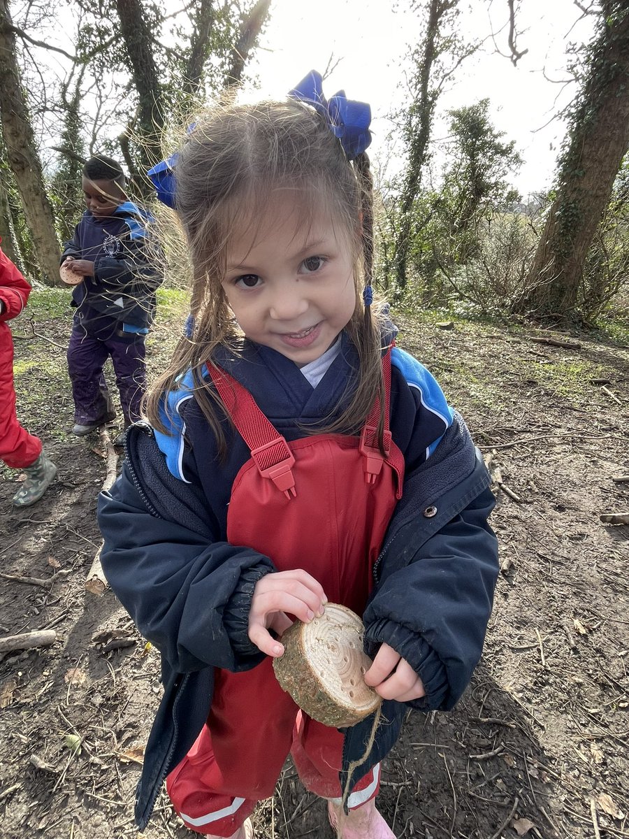 CHouse1779's tweet image. Year 1 and 2 are developing their fine motor skills ready to tie knots. @BritishBoarding @ForestSchoolUK #learningthroughnature #CoramHouse