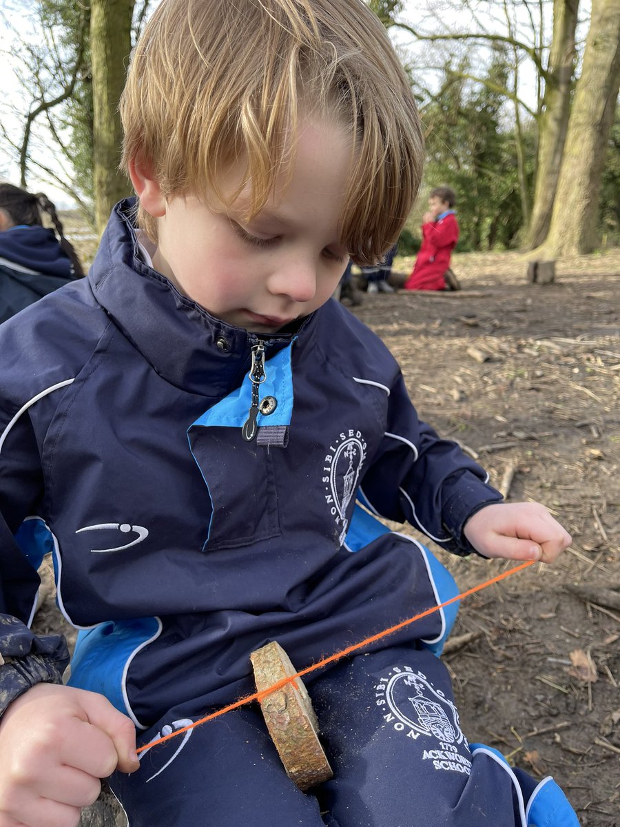 CHouse1779's tweet image. Year 1 and 2 are developing their fine motor skills ready to tie knots. @BritishBoarding @ForestSchoolUK #learningthroughnature #CoramHouse
