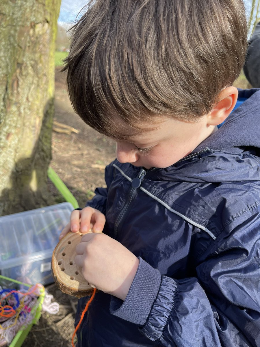 CHouse1779's tweet image. Year 1 and 2 are developing their fine motor skills ready to tie knots. @BritishBoarding @ForestSchoolUK #learningthroughnature #CoramHouse