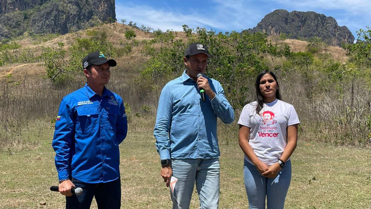 #LoDijo🔴 El Gobernador <a href="/josemvasquez/">José Vásquez</a>: "La juventud ha estado debatiendo hoy la ecología con senderismo en el Monumento Arístides Rojas, ruta turística que nos conecta con nuestras raíces". 

#Guárico
#VenezuelaDibujaElFuturo
#GuáricoProduce