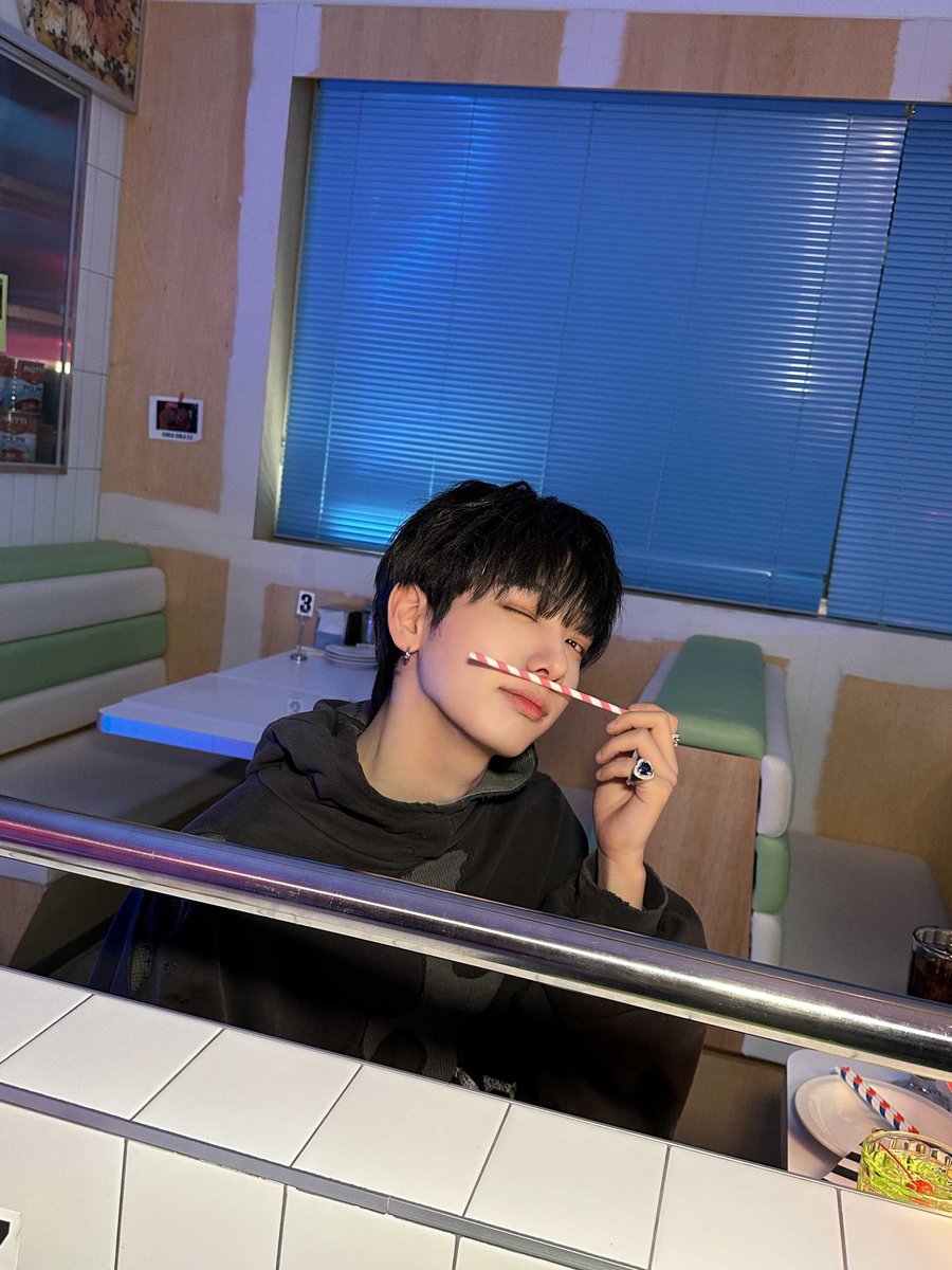 boynextdoorpa's tweet photo. @BOYNEXTDOOR_twt ✖️ Twitter 【🐶 | 240223】
❱ El chico del martini azul.
#Martiniblue
#BOYNEXTDOOR #JAEHYUN
#명재현 #보이넥스트도어 #마티니블루
🐺©boynextdoorpa https://t.co/yT4ZcWuCZ2