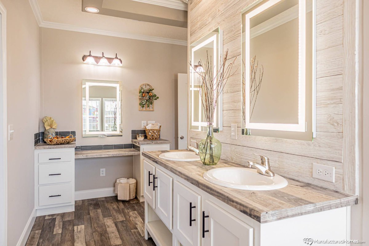 ExploreFMHA's tweet photo. 🛁✨Step into luxury 

A bathroom oasis with his &amp; hers sinks, vanity mirrors, sophisticated wood-lined tubs, and stylish tiled showers. 

Discover your serene retreat at https://t.co/bH0Y0Oeqxi https://t.co/sMLzI3enAI