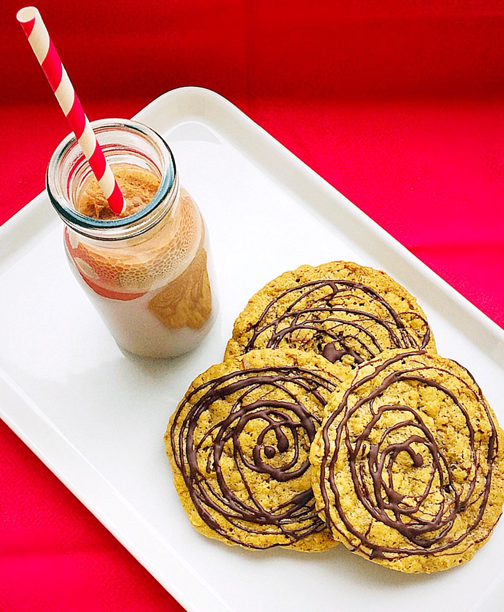 Oat Chocolate Chip Cookies - delicious oats cookies packed with chunks of yummy milk chocolate &amp; topped with a chocolate swirl. The perfect weekend treat!
Recipe - feastingisfun.com/oat-chocolate-…
#FridayVibes #FibreFebruary #Cookies #foodpic #baking
