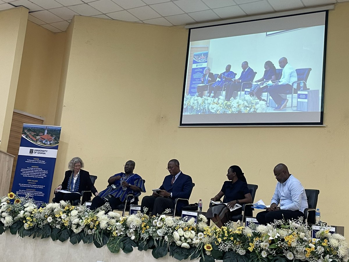 @IADCornellUniv’s @rbeznerkerr moderates a session on climate change at @UnivofGh, featuring stellar faculty working on transdiaciplinary approaches to climate change and adaptation. Featuring @wacci_gh and others. O