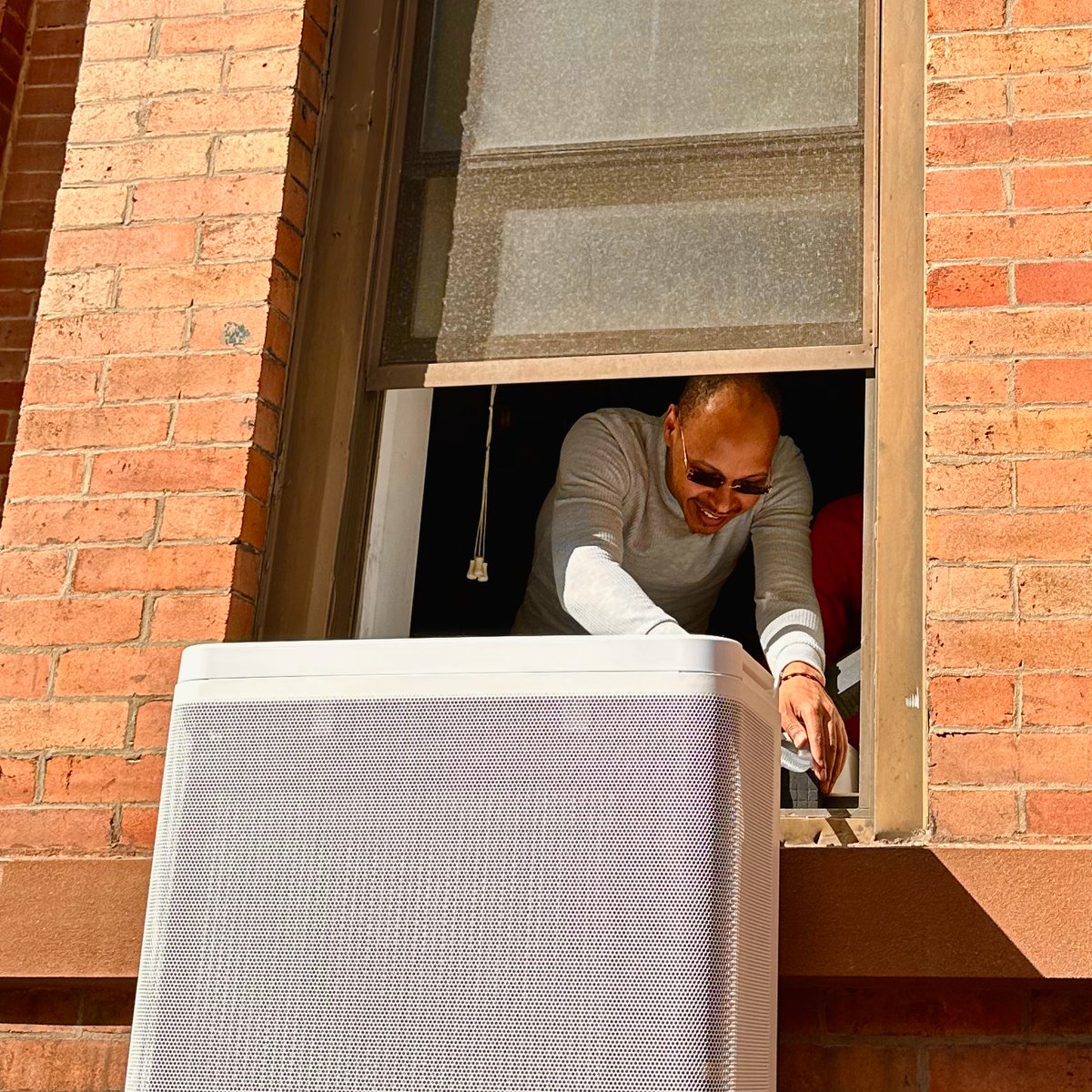 gradientcomfort's tweet image. Ever thought installing an HVAC system could be done without professionals?

With Gradient, it's not only possible but also really easy.

Our unit and easy DIY install is perfect for busy bees managing properties. 🐝

#heatpumps #easyinstall #propertymanagement