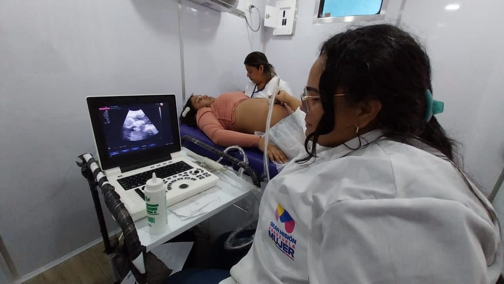 MagaGutierrezV's tweet photo. 850 mujeres de la parroquia #Carayaca en el estado #LaGuaira fueron atendidas en el operativo de atención integral a la #Salud que desarrolló la @mvenezuelamujer con nutrición, ginecología y obstetricia, ecografía, medicamentos, entre otros @NicolasMaduro #VenezuelaDibujaElFuturo https://t.co/Z0qS4gCG07