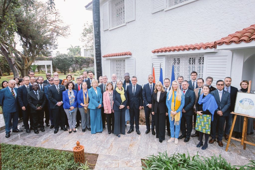 VeroniqueBPetit's tweet photo. A la veille du 2ème anniversaire de l´agression russe contre l´Ukraine, nous nous sommes rassemblés autour de notre collègue 🇺🇦 pour réitérer notre soutien et notre solidarité. @BelgiqueMaroc a aussi hissé le drapeau 🇺🇦 et sera illuminée ce WE aux couleurs 🇺🇦
#StandWithUkraine https://t.co/osRo8lbFRe