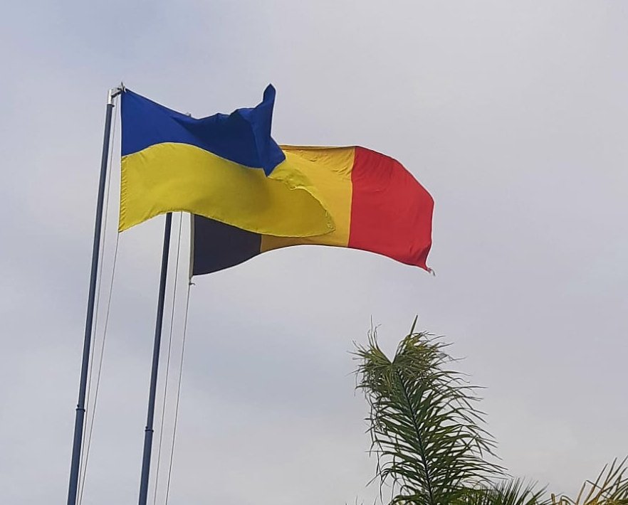 VeroniqueBPetit's tweet photo. A la veille du 2ème anniversaire de l´agression russe contre l´Ukraine, nous nous sommes rassemblés autour de notre collègue 🇺🇦 pour réitérer notre soutien et notre solidarité. @BelgiqueMaroc a aussi hissé le drapeau 🇺🇦 et sera illuminée ce WE aux couleurs 🇺🇦
#StandWithUkraine https://t.co/osRo8lbFRe