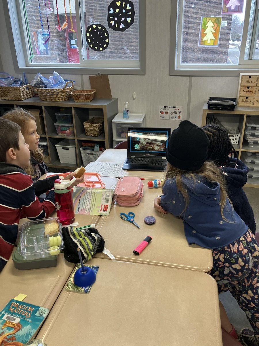 MmeKellyOCSB's tweet photo. On a aussi exploré les façons dont les familles s’amusent avant de partager nos propres célébrations ou événements spéciales @ocsbBonjour @StMartinOCSB https://t.co/lXpL203Eey