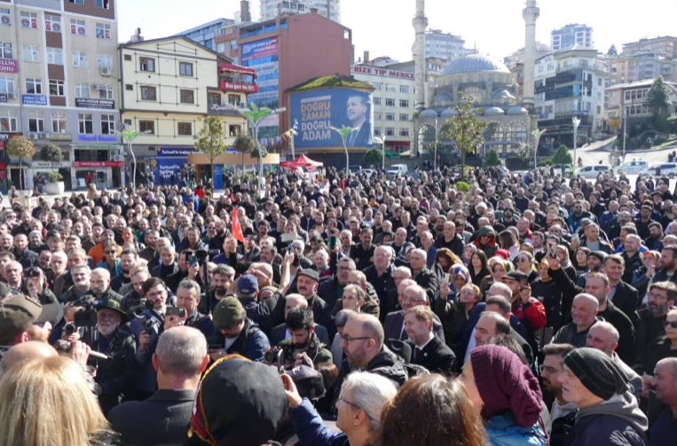 TurhanBozkurTV's tweet photo. 🫖 Rize Meydanı’nda toplanan ÇAYKUR işçileri: “İşçi burada, kadro nerede?” https://t.co/zXaopPCGWT