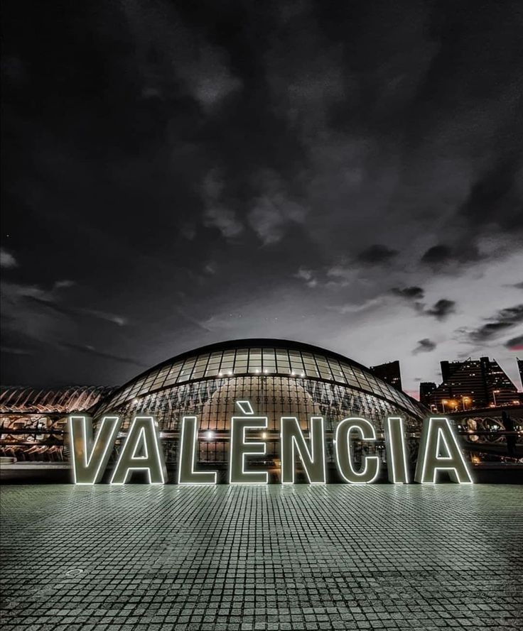 #Dep 😔😔
#Valencia 💘💘
#ValenciaFire 🌹🌹
Todas mis condolencias a todos los familiares y que se aclaré que ha pasado, x que me huele a que en el informe se decía una cosa y luego pusieron en el edificio lo contrario...., alguien se lucharía de ello. 😥😥😥😥😥😥