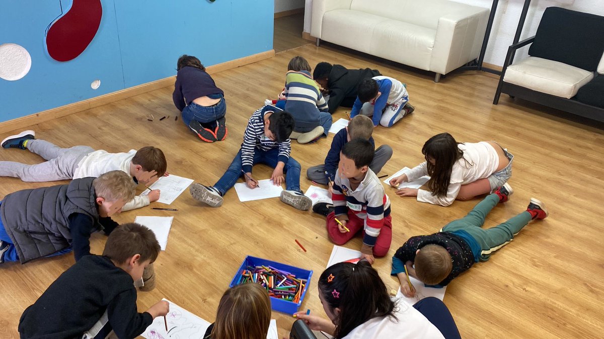 AsociEUREKA's tweet photo. Este jueves y viernes hemos desarrollado los Días Sin Cole con el objetivo de generar un espacio de ocio en valores para los peques durante estos días, y favorecer la conciliación de l@s papás y mamás que trabajan.
🎲 Hemos realizado un montón de juegos y talleres. https://t.co/YnbHGyHiTS